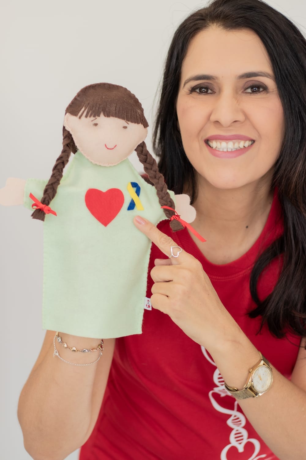 Lucy Cunha com material educativo sobre inclusão