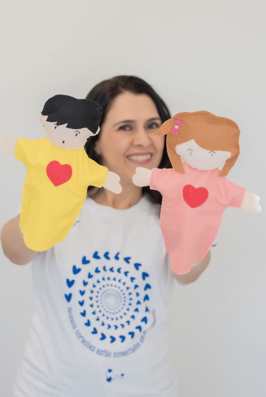 Lucy Cunha utilizando recursos lúdicos em seu trabalho